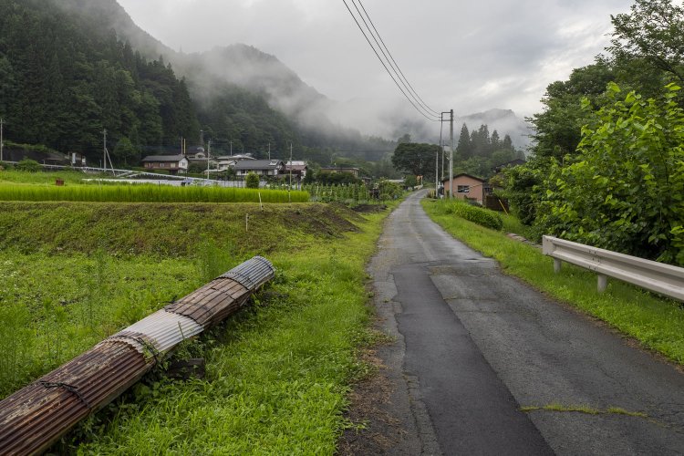 山あいの田園地帯に延びている廃線跡の生活道路。ここにも気動車が走ってくると絵になるだろう。