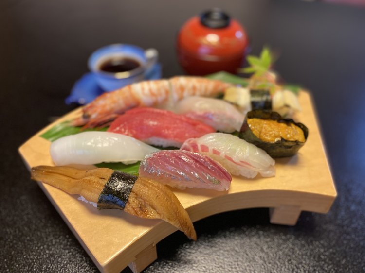 一番人気の豊後地産にぎり3850円。旬のネタが満載だ。