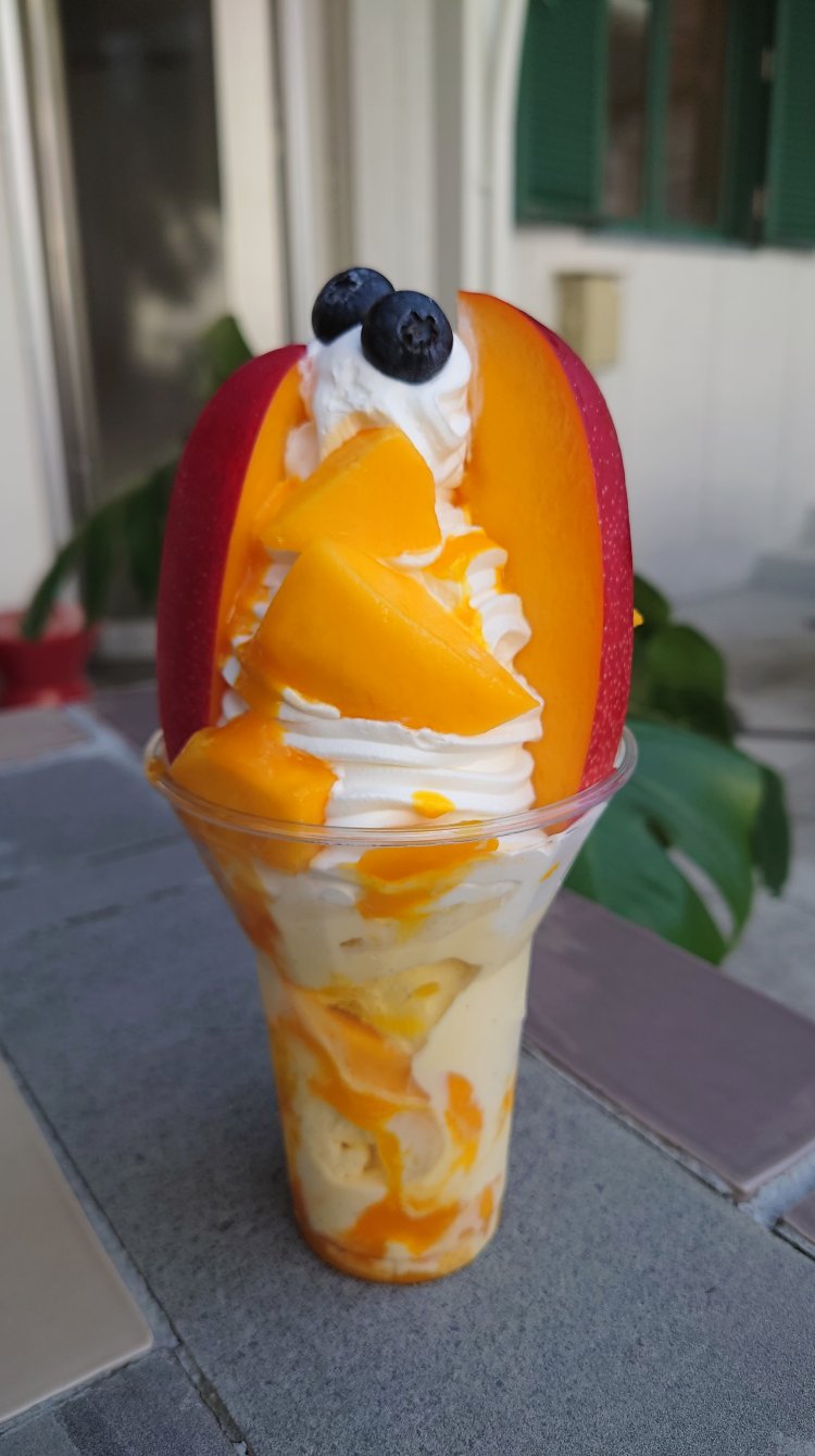 宮崎マンゴーパフェ（レギュラーサイズ）2300円。例年9月頃まで食べられる。