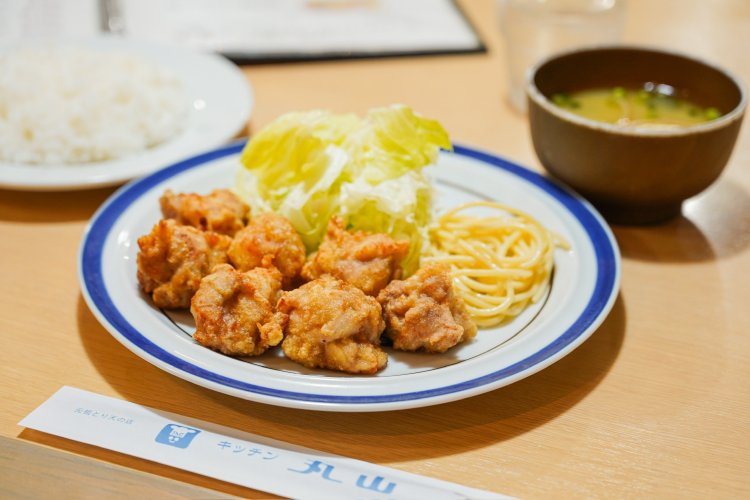 とり天850円。ランチタイムはサービスでご飯と味噌汁が付く。