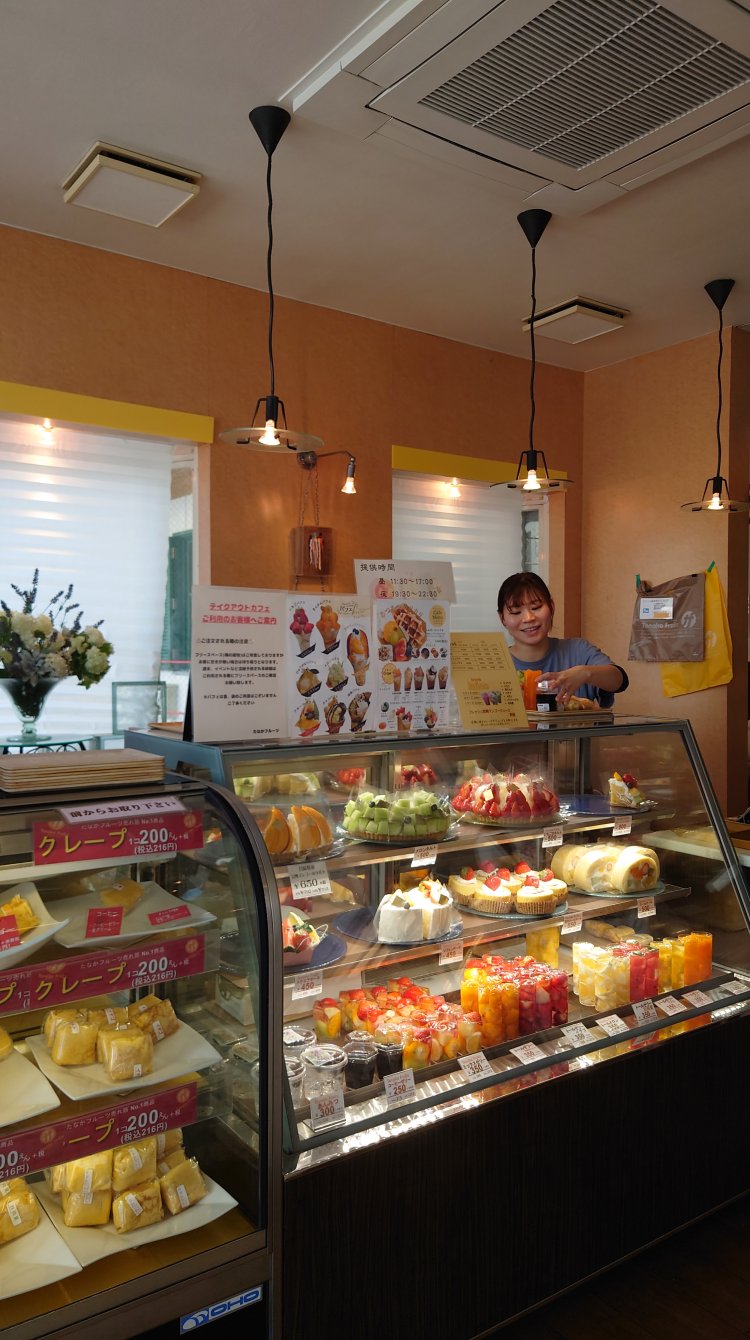 果物のジェラートやアイス、生ジュースも販売。併設のフリースペースで飲食もできる。