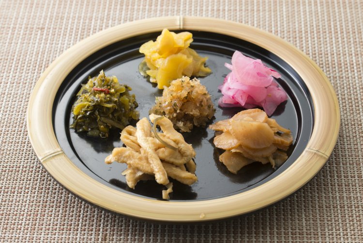 桜島大根の粕漬「さつま漬」や高菜漬など、『中園久太郎商店』の漬物も販売。