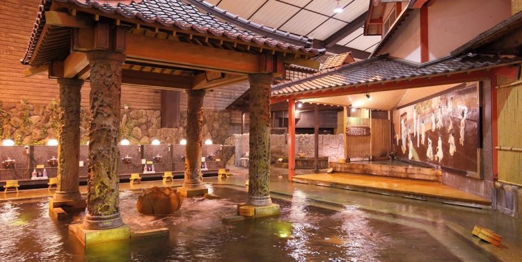 1000坪の広さを誇る元禄風呂。浮世絵を配した浮世風呂や腰湯など、個性あふれる湯がそろう。