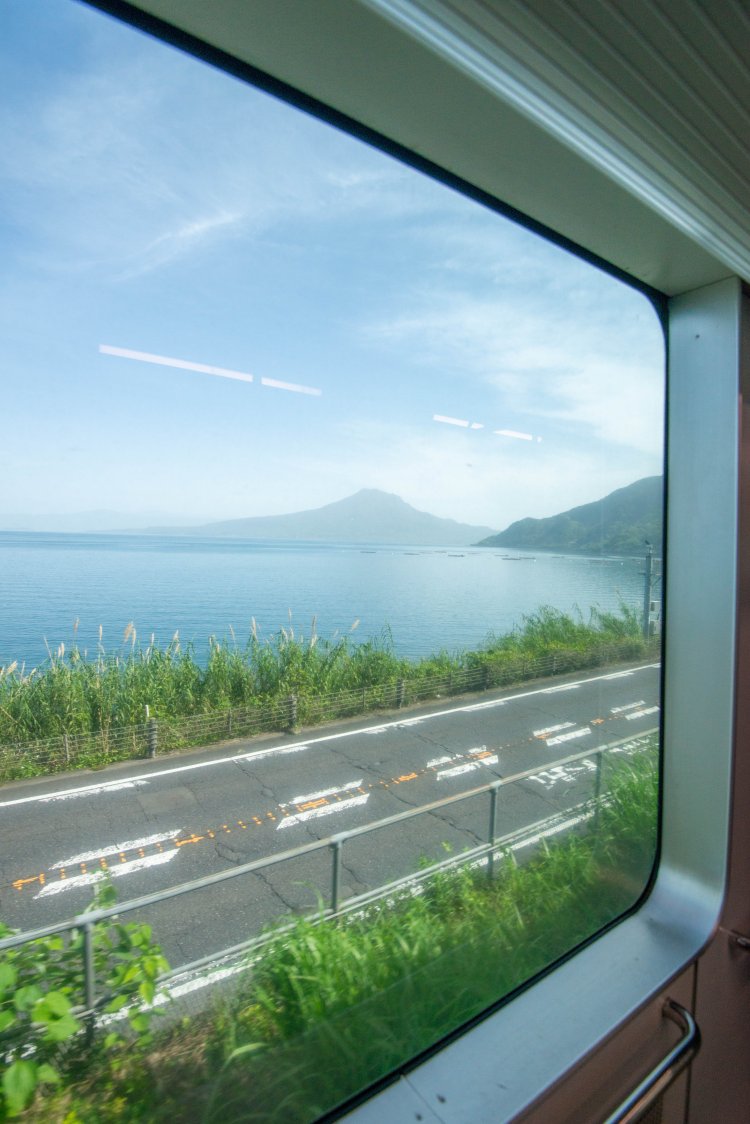 日豊本線 重富～鹿児島中央間は車窓から錦江湾と桜島を一望。