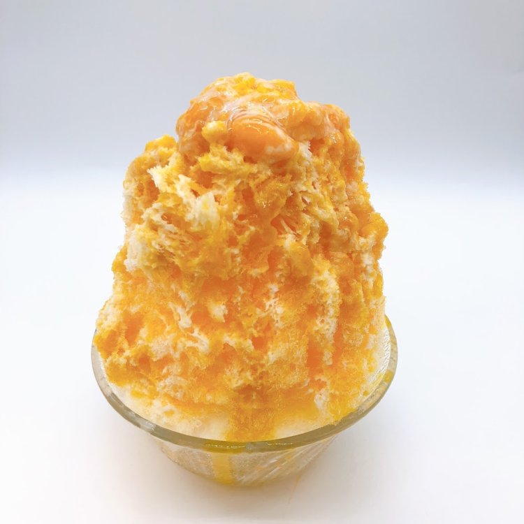 マンゴーかき氷700円。頂上にフレッシュな完熟マンゴーが！