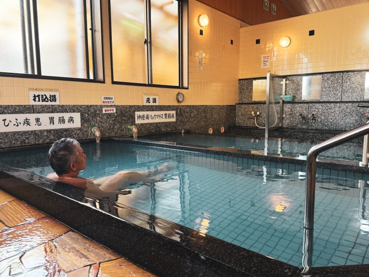 手前が打込湯で奥が元湯の浴槽。