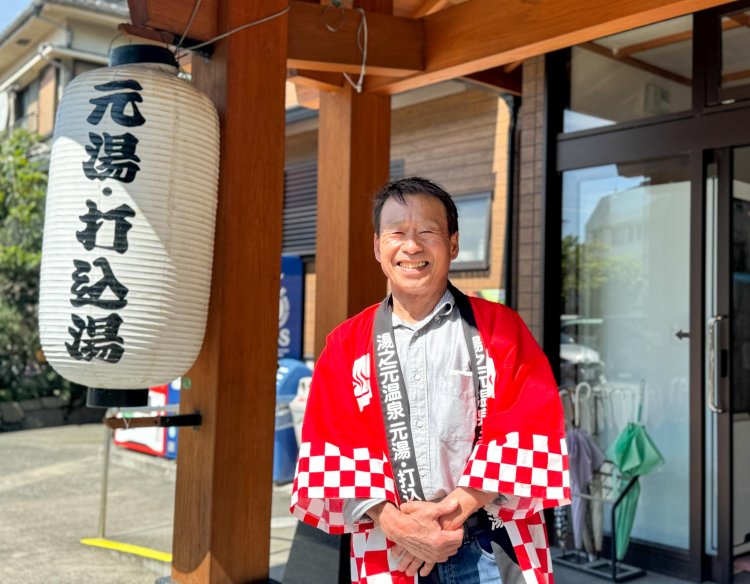 支配人の原田菊夫さん。「江戸初期から約400年の歴史があります。2020年にリニューアルして全館バリアフリーになりました」。