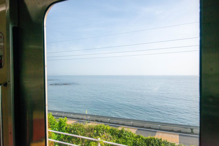 車窓には東シナ海や八代海など、海の絶景が続く。