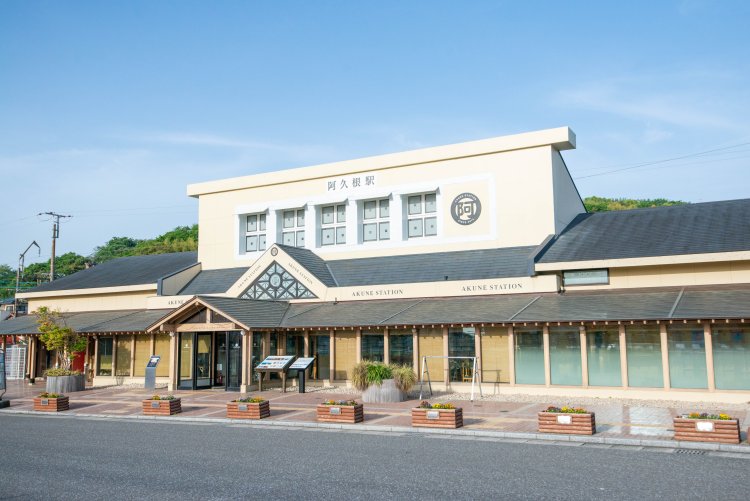水戸岡鋭治（みとおかえいじ）氏がデザインした、肥薩おれんじ鉄道の阿久根駅。よくばりさんはここにも行ってみよう！