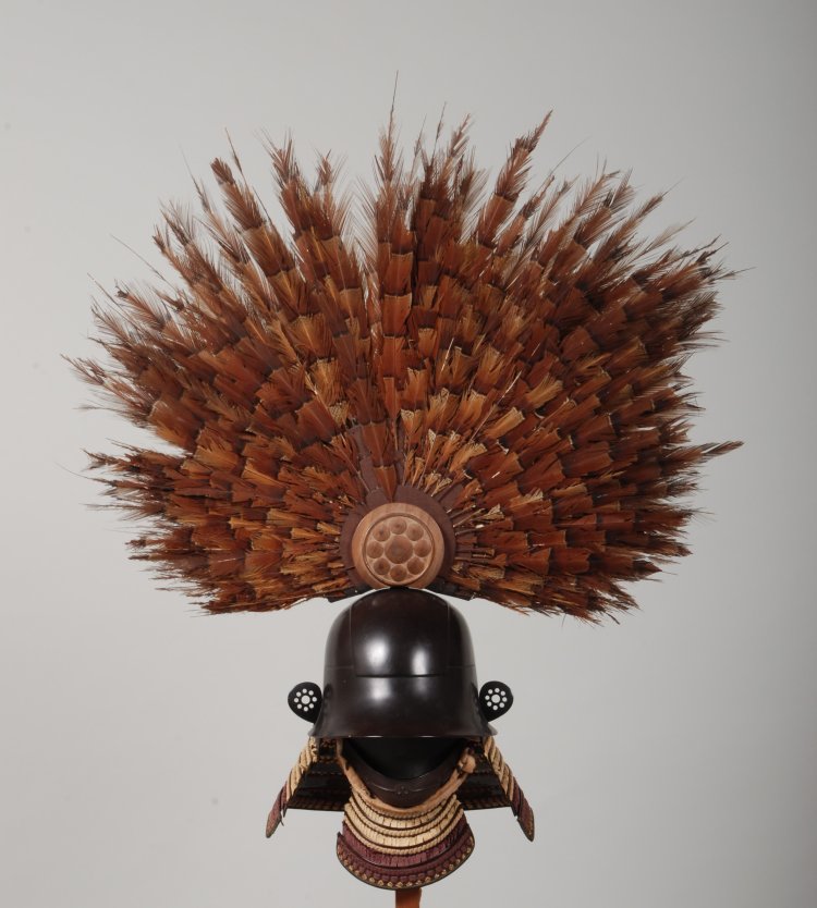 『白糸裾紫威越中頭形兜』 細川宗孝所用 江戸時代（18世紀） 永青文庫蔵。