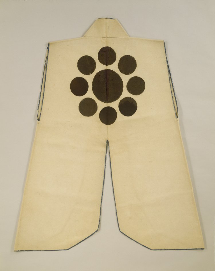 『白羅紗地九曜紋付陣羽織』 細川光尚所用  江戸時代（17世紀） 永青文庫蔵。