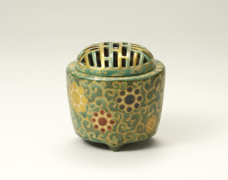 『色絵九曜紋散香炉』 江戸時代（18世紀） 永青文庫蔵。