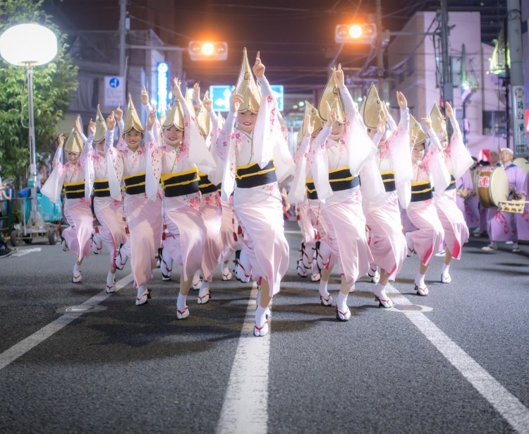 威勢よく踊るのは、小金井市の地元連の方々。各回15分間（17時～、17時30分～、18時30分～）。写真提供＝小金井阿波おどり振興協議会。