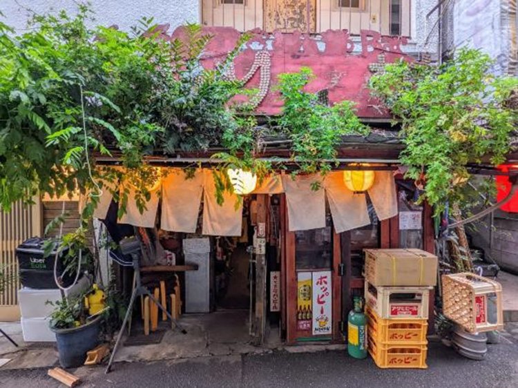 看板のない謎の建物。