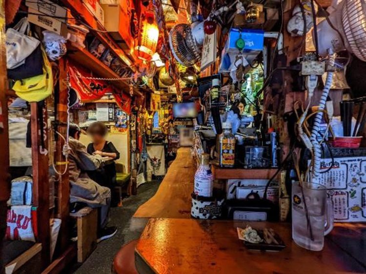 ものすごい情報量のサイバーパンクな店内。