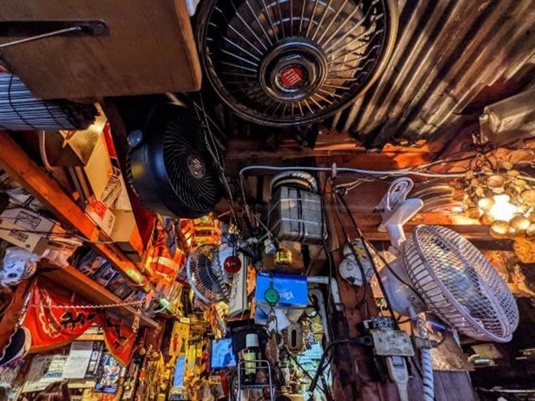 天井からはいくつもの扇風機がぶら下がる。