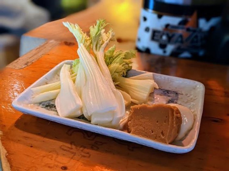 セロリ（味噌・マヨネーズ付き）。