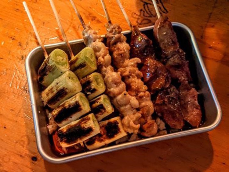 焼き鳥（ネギ・モモ・レバ）。