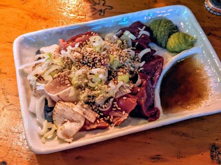 鶏刺し盛り合わせ。