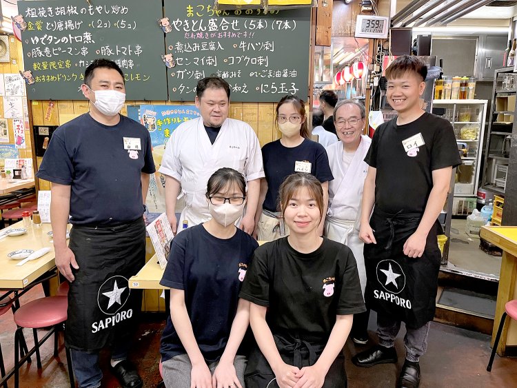 元気いっぱいのスタッフが店内を活気づける。