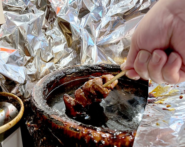 50年以上、注ぎ足されてきた醤油ベースのたれ。トロリとしていていかにも濃厚そうだ。