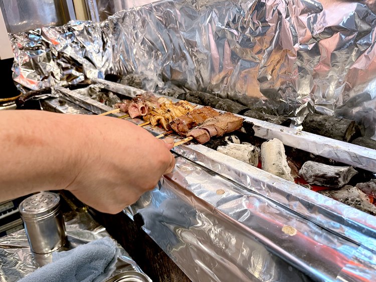 串に手刺ししたやきとんをじっくりと炭で焼き上げる。