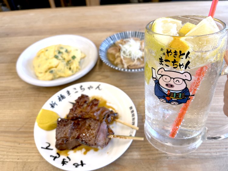 まこレモンはどんな料理にもぴったり。この店はお通しがないので1人につき料理1品、ドリンク1杯をオーダーすべし。