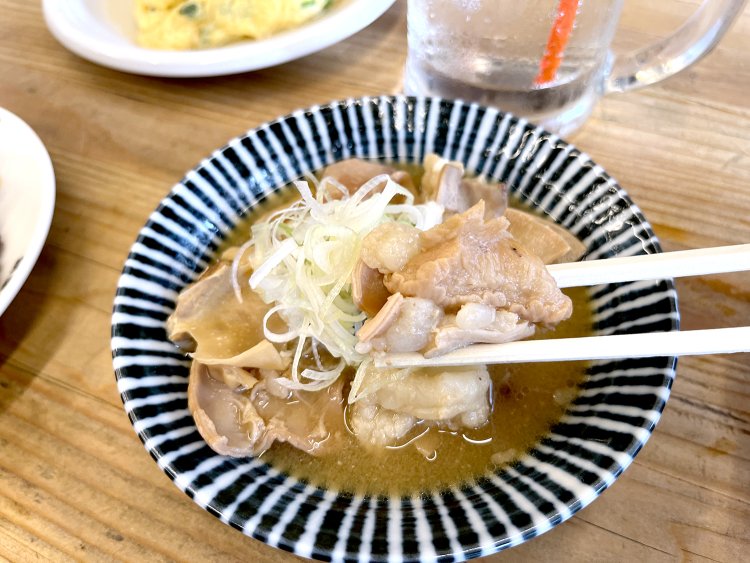 旨味たっぷりの牛もつを使用。朝から煮込んでいるからよく味が染みている。