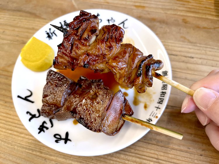 写真上がシロ、下がレバ。外はパリッと焼き上げられ、中はジューシーに仕上がっている。