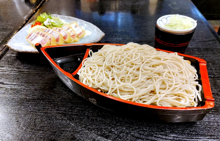 もりそばやマグロカツを筆頭に、一度味わえばまた食べたくなるメニューが目白押し。