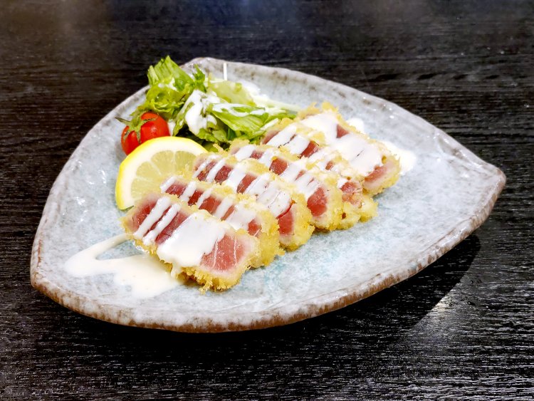 マグロカツの衣はサクサク、身はしっとり。タルタルソースとわさびソースの風味が食欲をそそる。