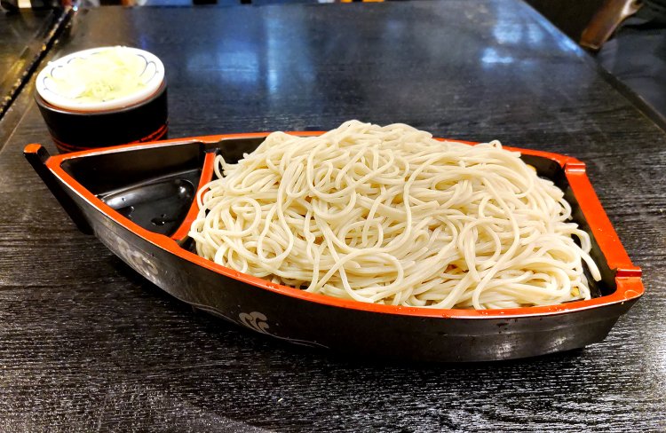 のどごしのよさが自慢のもりそば。香り高いそばつゆを味わうため、薬味は少しずつ加えるのが◎。