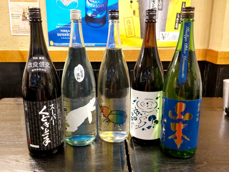 栃木県の清酒「かぶとむし」をはじめ、全国各地の地酒がズラリ。ラインアップは、そのときどきで変わる。