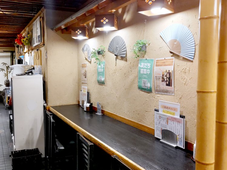 店内にはテーブル席とカウンター席があり、少人数でも多人数でも利用しやすい。