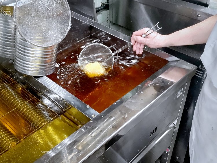 マグロカツの揚げ時間は30～40秒ほど。レアに仕上げるのがポイントだ。