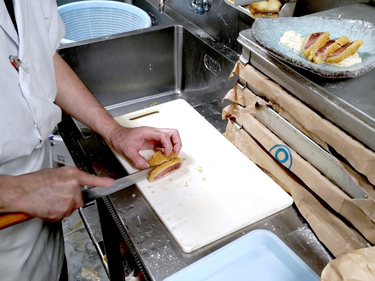 食べやすいサイズにカットして、自家製タルタルソースの上に盛り付けていく。