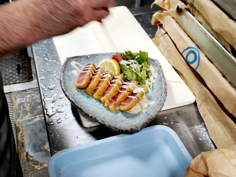 付け合わせの野菜やレモンを添えたら、仕上げに特製わさびソースをかけて出来上がり。