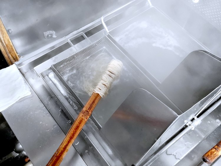 もりそばの麺をお湯の中で泳がせるように茹でているところ。茹で時間は約2分。