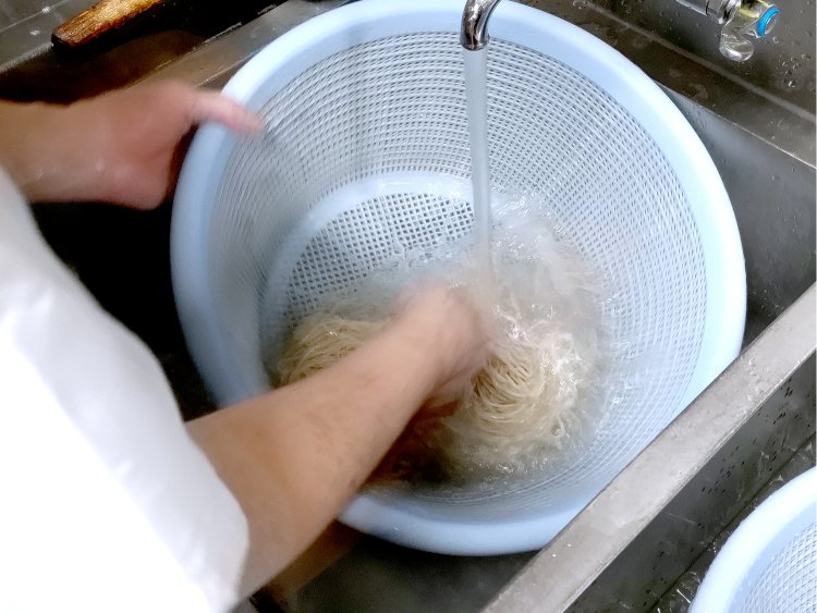 茹で上がったらザルに移して流水で粗熱を取ったあと、氷水でさらに冷やす。