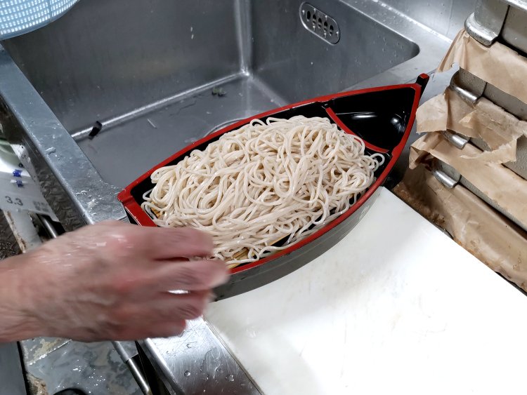 よく冷やした麺を舟形の器に盛り付けて完成。1人前で約400gという圧巻のボリュームだ。