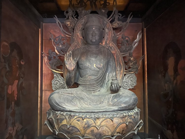 奈良県「徳融寺」の薬師如来像。