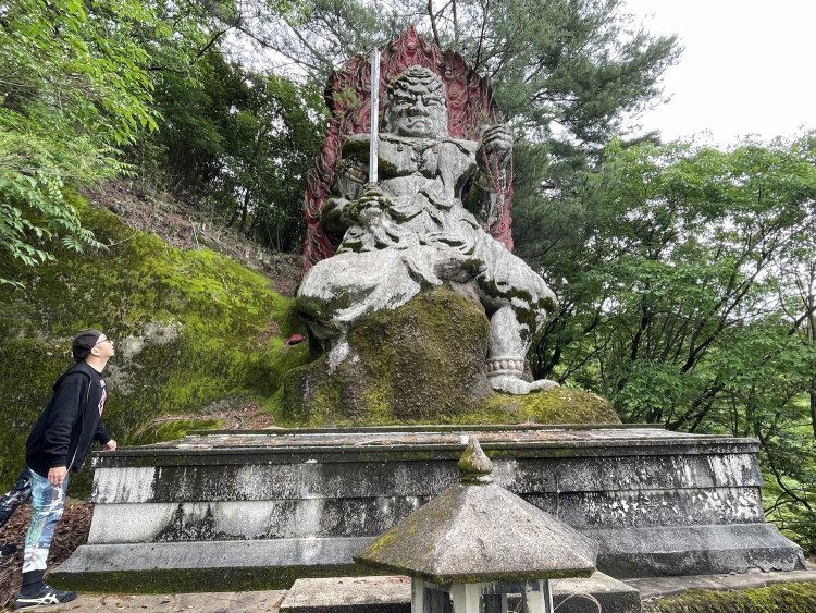 福岡県添田公園の不動明王像。