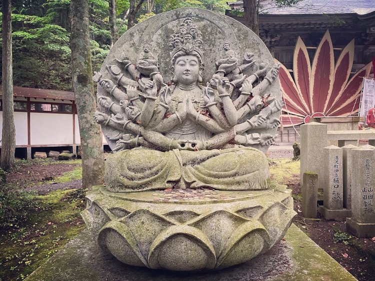 群馬県「弥勒寺」の千手観音像。