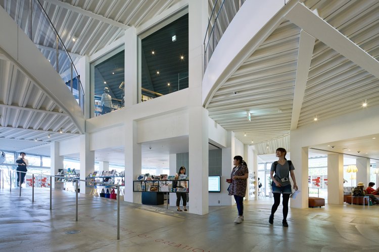 太田市美術館・図書館（2017）（C）Daici Ano　平田氏の「からまりしろ」を実現した公共建築。2022年に日本建築学会賞を受賞した。