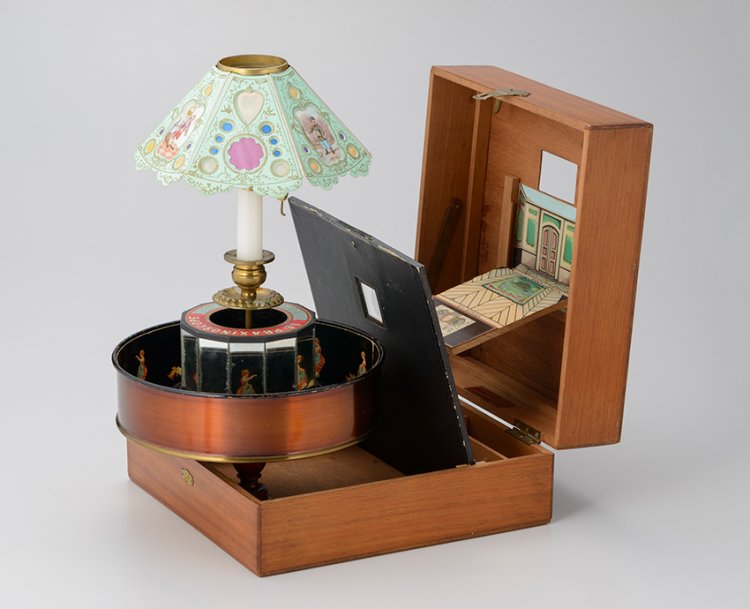 プラクシノスコープ・テアトル  東京都写真美術館蔵。