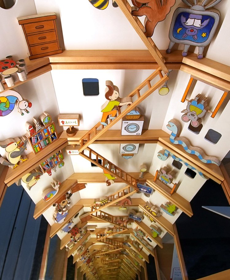 岩井俊雄『かがみの100かいだてのいえ』 2022年 作家蔵。