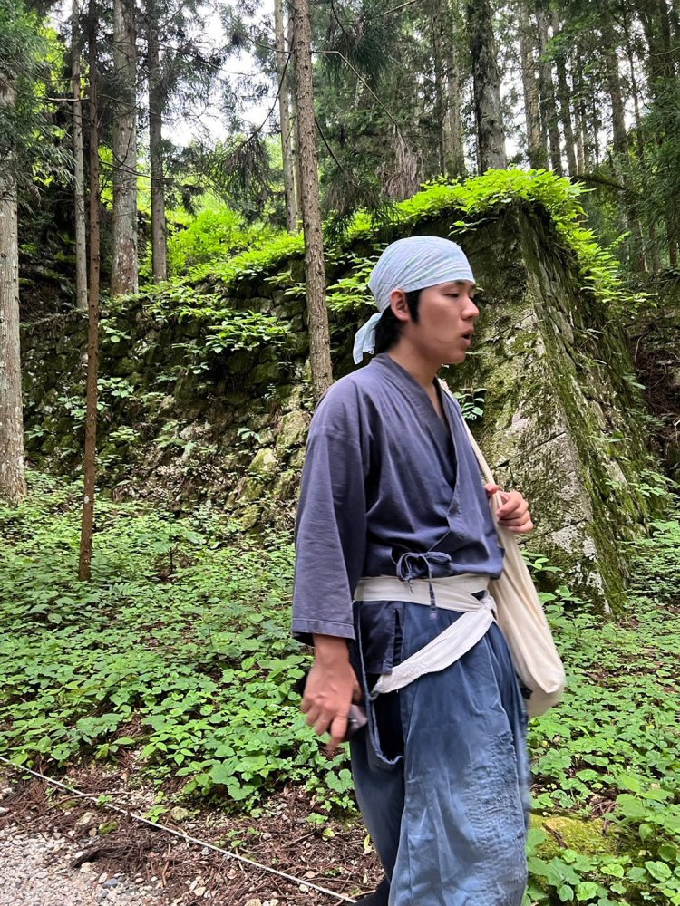 山城は下りの方が難関である。注意して進むが良い。