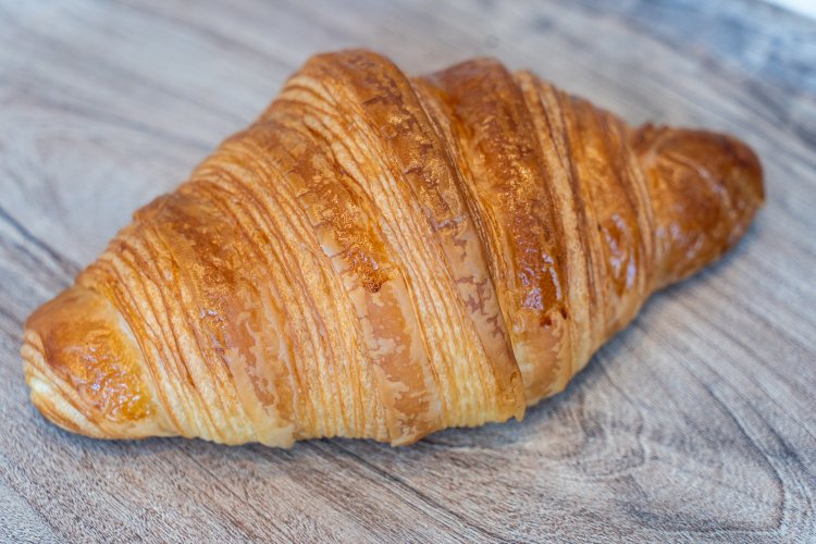 大きくて食べ応えもあるクロワッサンは320円。人気No.1。