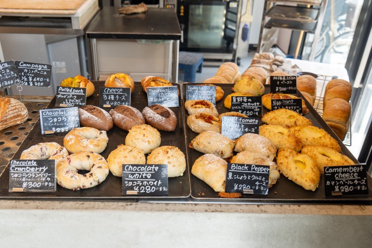 店内に足を踏み入れて、種類の豊富なパンに端から端まで眺めるとテンションが上がる。