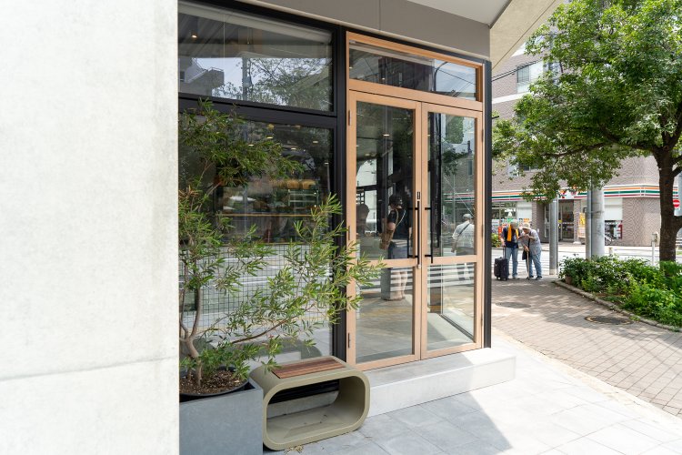 中野駅から歩いてお店に行くなら、中野サンモール商店街や中野ブロードウェイを通るのもおすすめ。